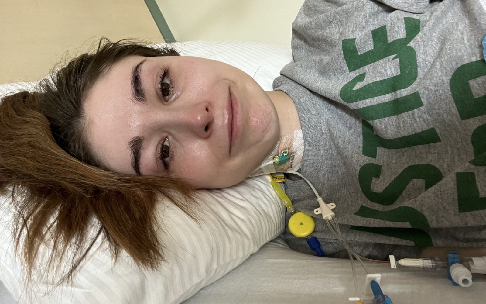 Kristina Bayus-Roszak, bolnica z redko žilno boleznijo MALS, po odstranitvi epiduralne med zdravljenjem v Nemčiji.