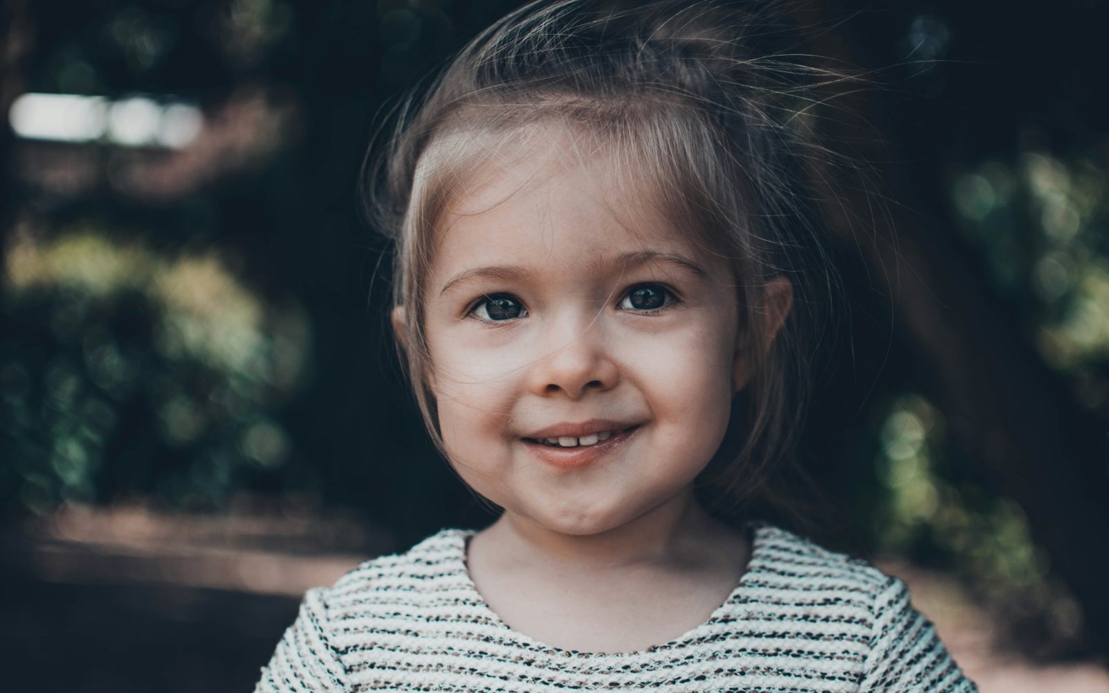 Nasmejana majhna deklica