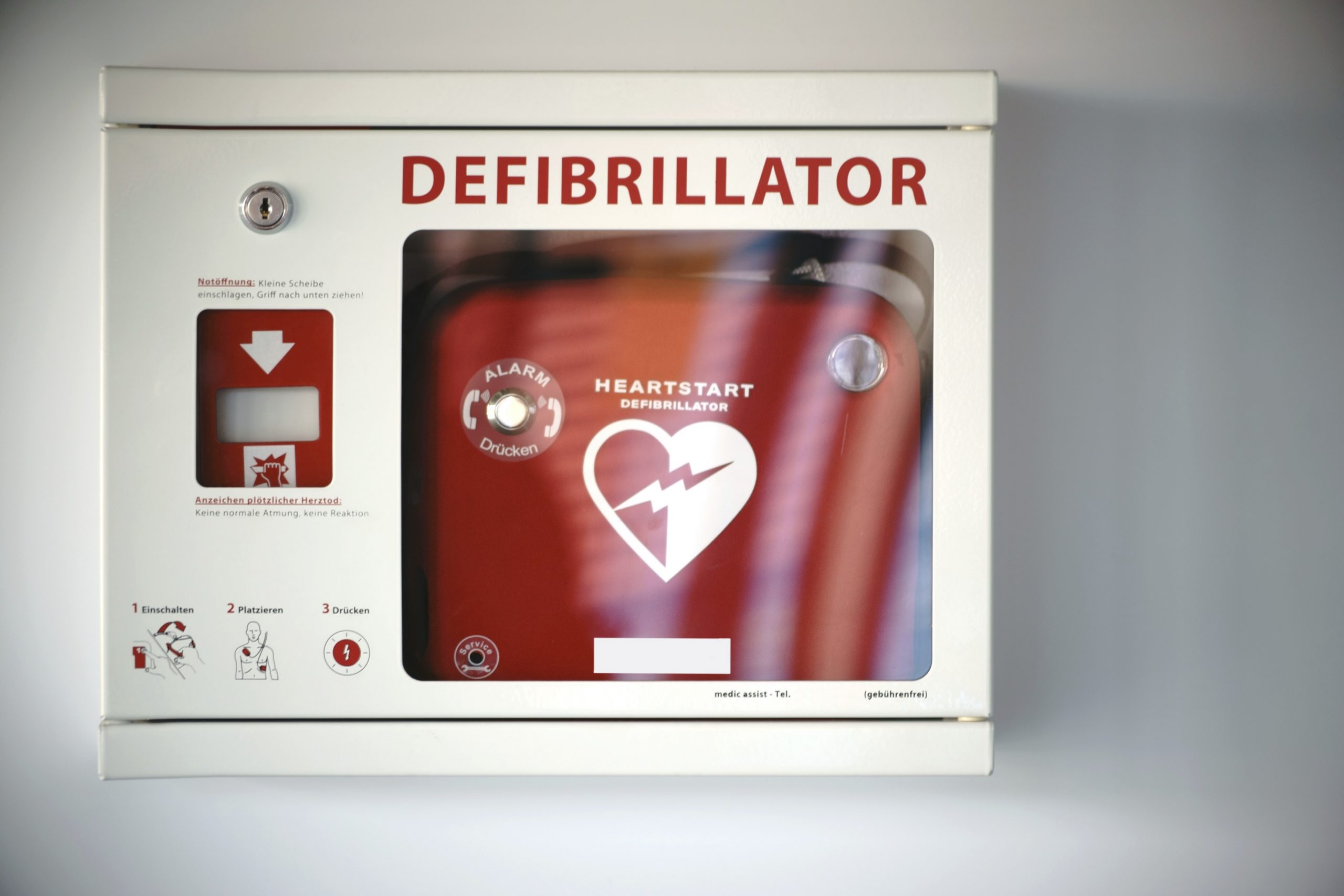 Avtomatski defibrilator za oživljanje ob srčnem zastoju