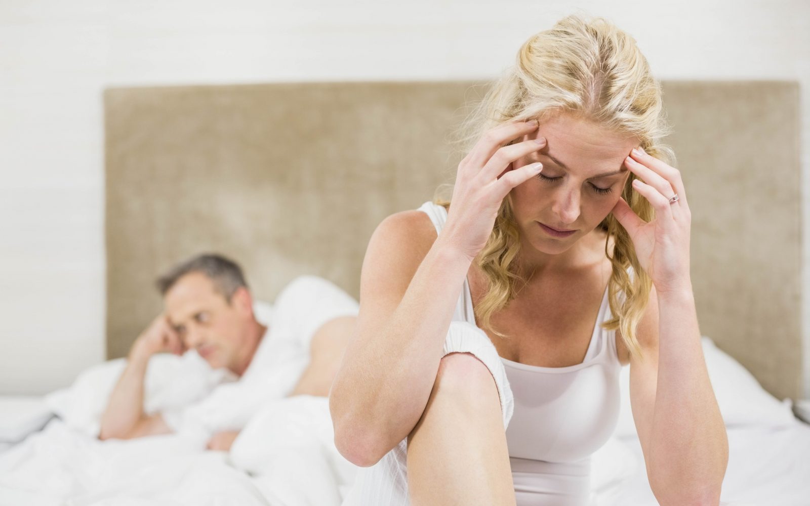 Slabovoljna moški in ženska se v postelji kregata zaradi težav v odnosu - izgorelost v odnosu