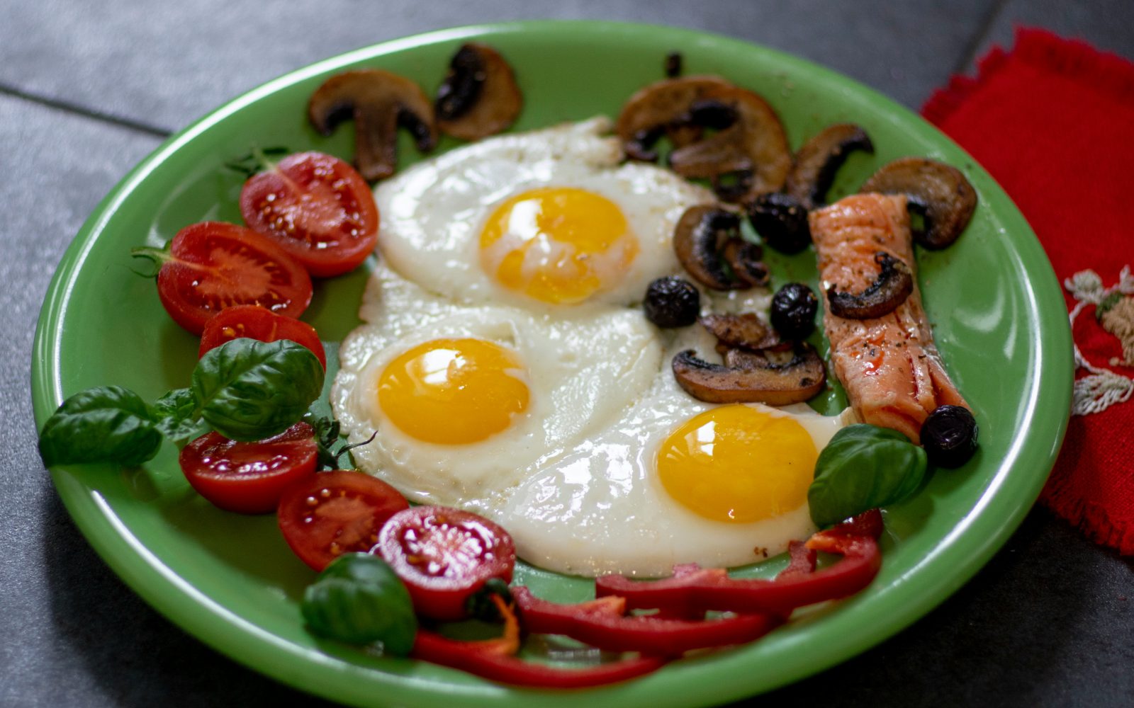 jajca na oko s paradižnikom, gobami, baziliko in papriko