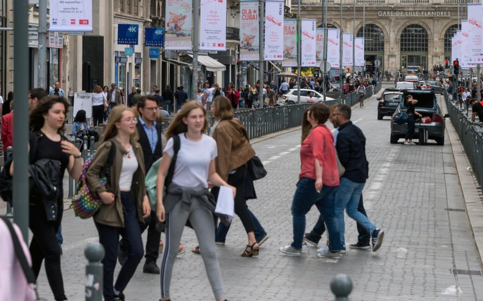 Pogled na mestne ulice polne pešcev in prometa je lahko utrujajoč