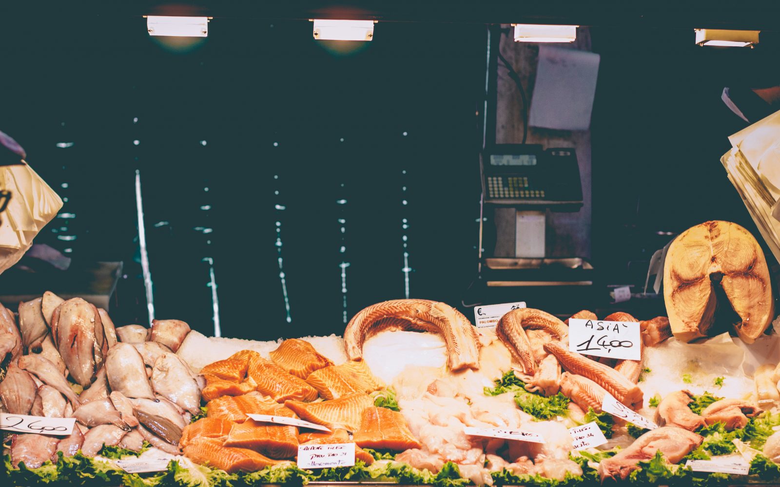 Prodaja morske hrane, v izložbi na ledu so ribe, rakci, hobotnica, lignji ...