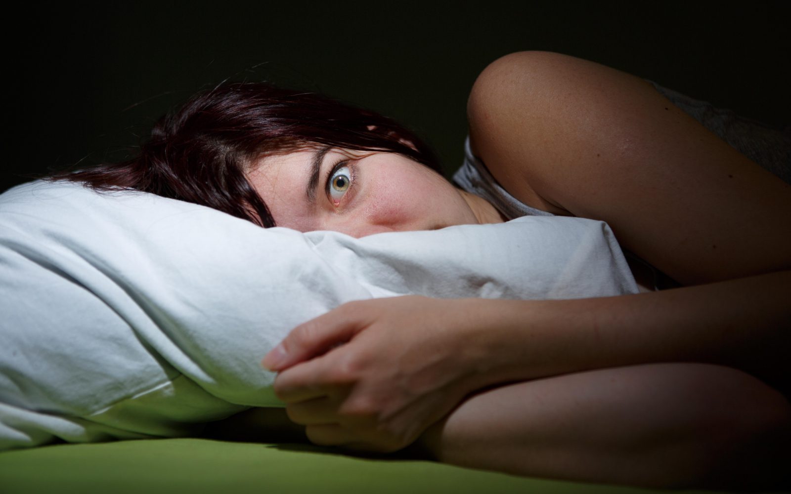 Ženska se je v strahu prebudila sredi noči, nočne more, grozne sanje