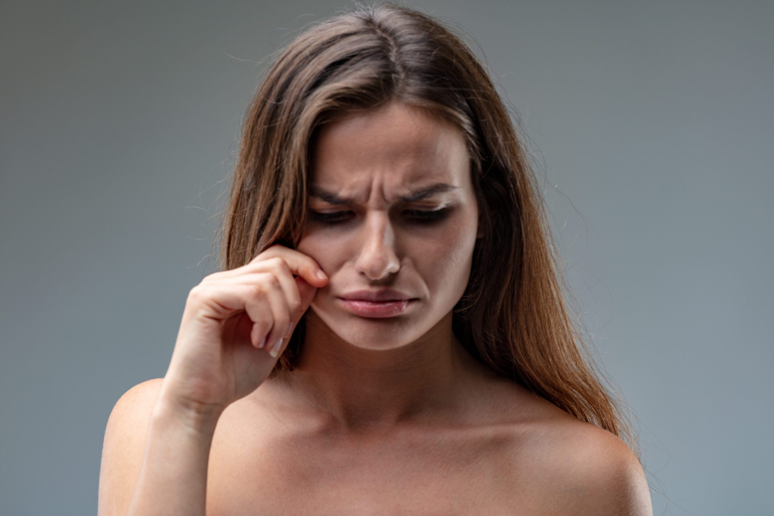 Narcisoidna ženska skuša spodbuditi občutke krivde, ranljivost, zaigrana žalost, mučeništvo