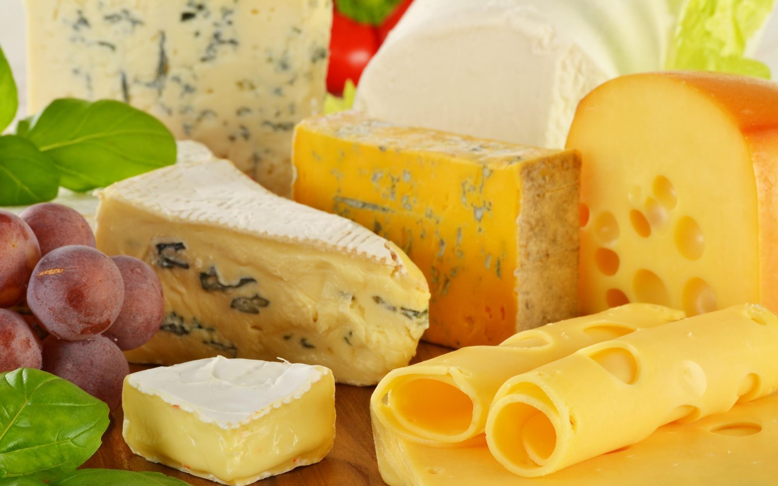 Različni naravni siri, trdi sir, mehki sir, ementalec, brie, ki so dober vir hranil, kot so kalcij, vitamini in beljakovine, vendar jih je treba uživati zmerno.