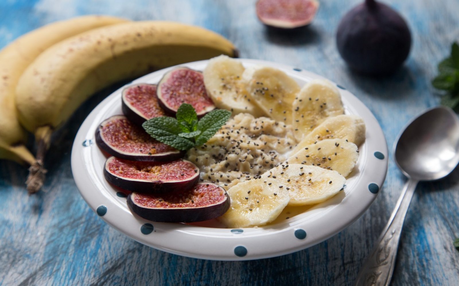 Zdrav zajtrk z ovsenimi kosmiči, figami, banano in kokosovim mlekom – vir vlaknin