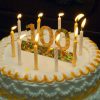 Torta s svečkami in napisom 100 - 100. rojstni dan, stoletnik