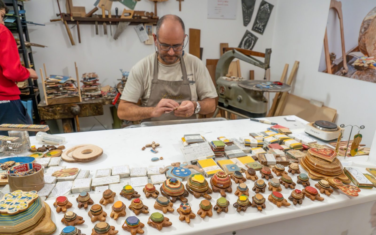 Moški v delavnici ustvarjanja