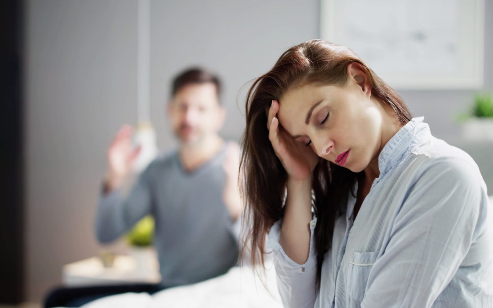 Par v postelji, ujet med žalostnim trenutkom, spolno nezadovoljstvo,