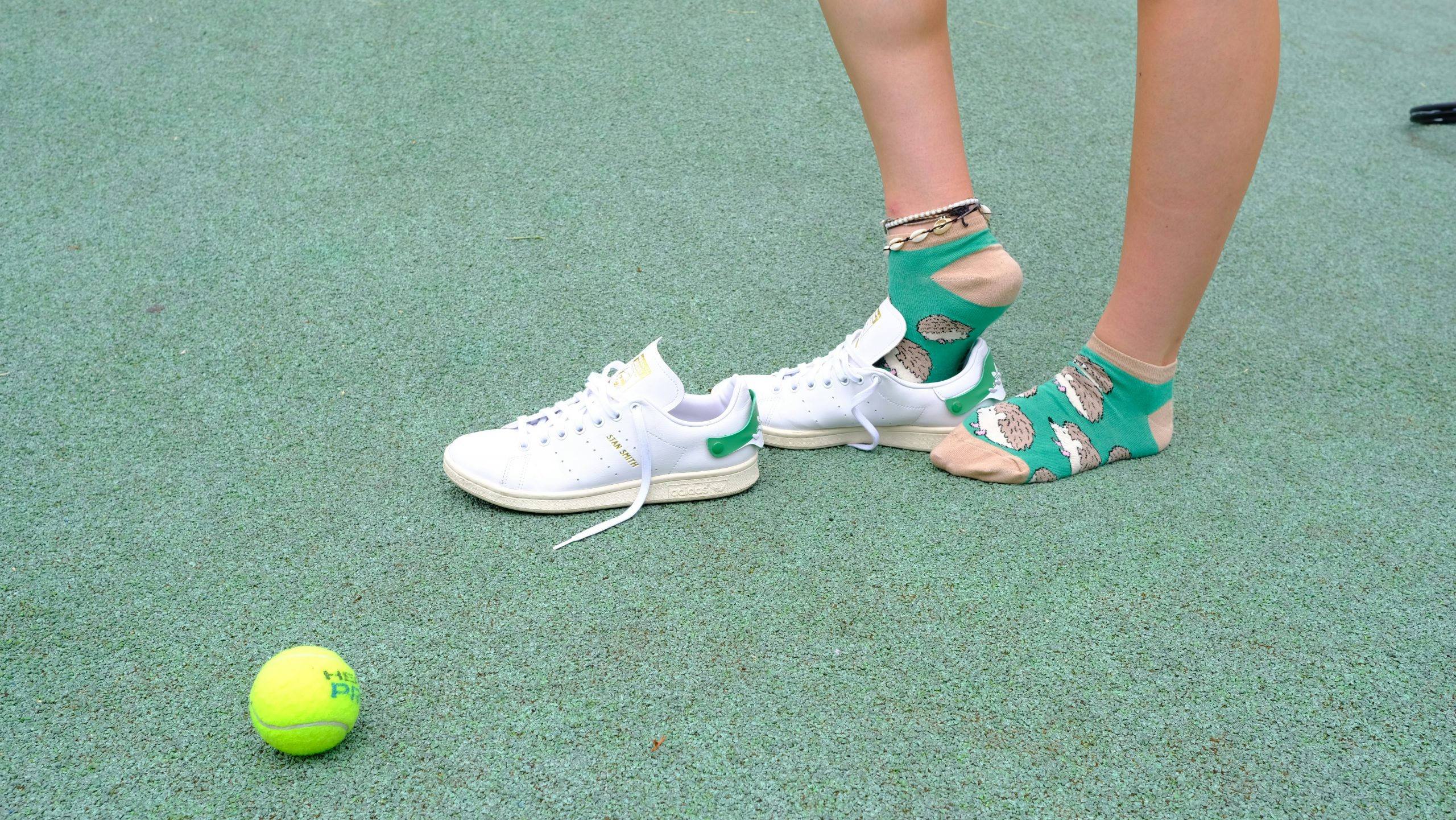 Sezuvanje čevljev na teniškem igrišču