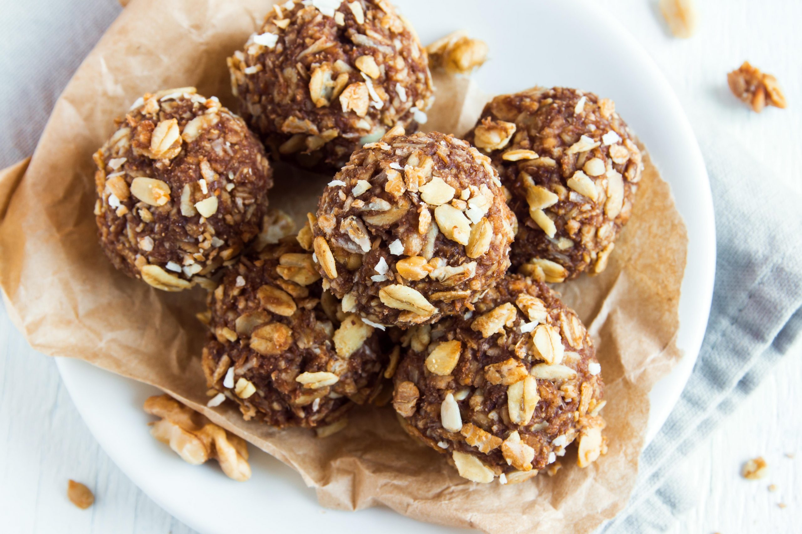 Zdrave organske energijske kroglice z arašidovim maslom, granolo in kakavom - zdrav, hranljiv in hitro priparvljen jesenski prigrizek za dijake in študente.