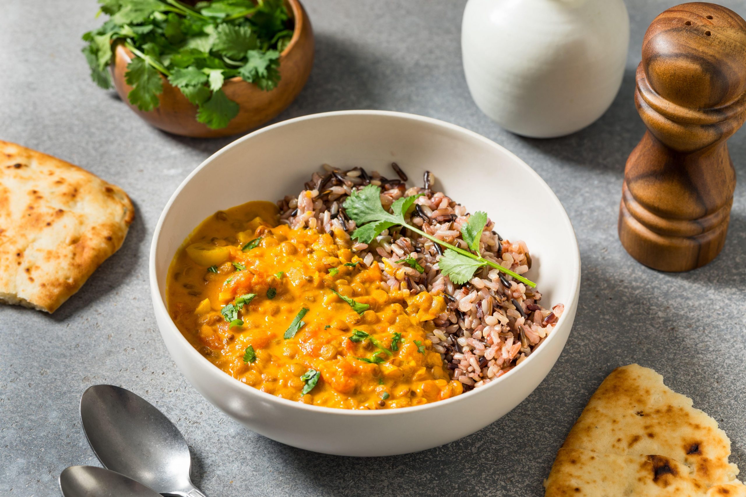 Lečin kari z rižem in naan kruhom - okusno in hranljivo jesensko kosilo.
