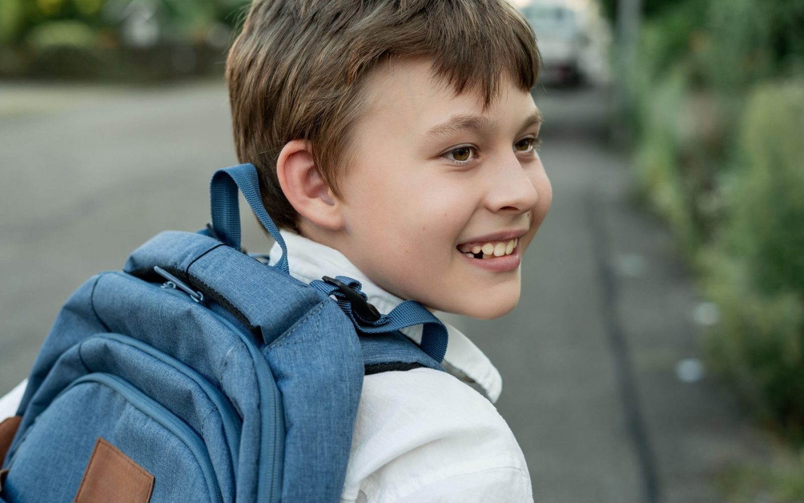 Deček z nahrbtnikom na poti v šolo – cepljenje proti HPV v 6. razredu osnovne šole