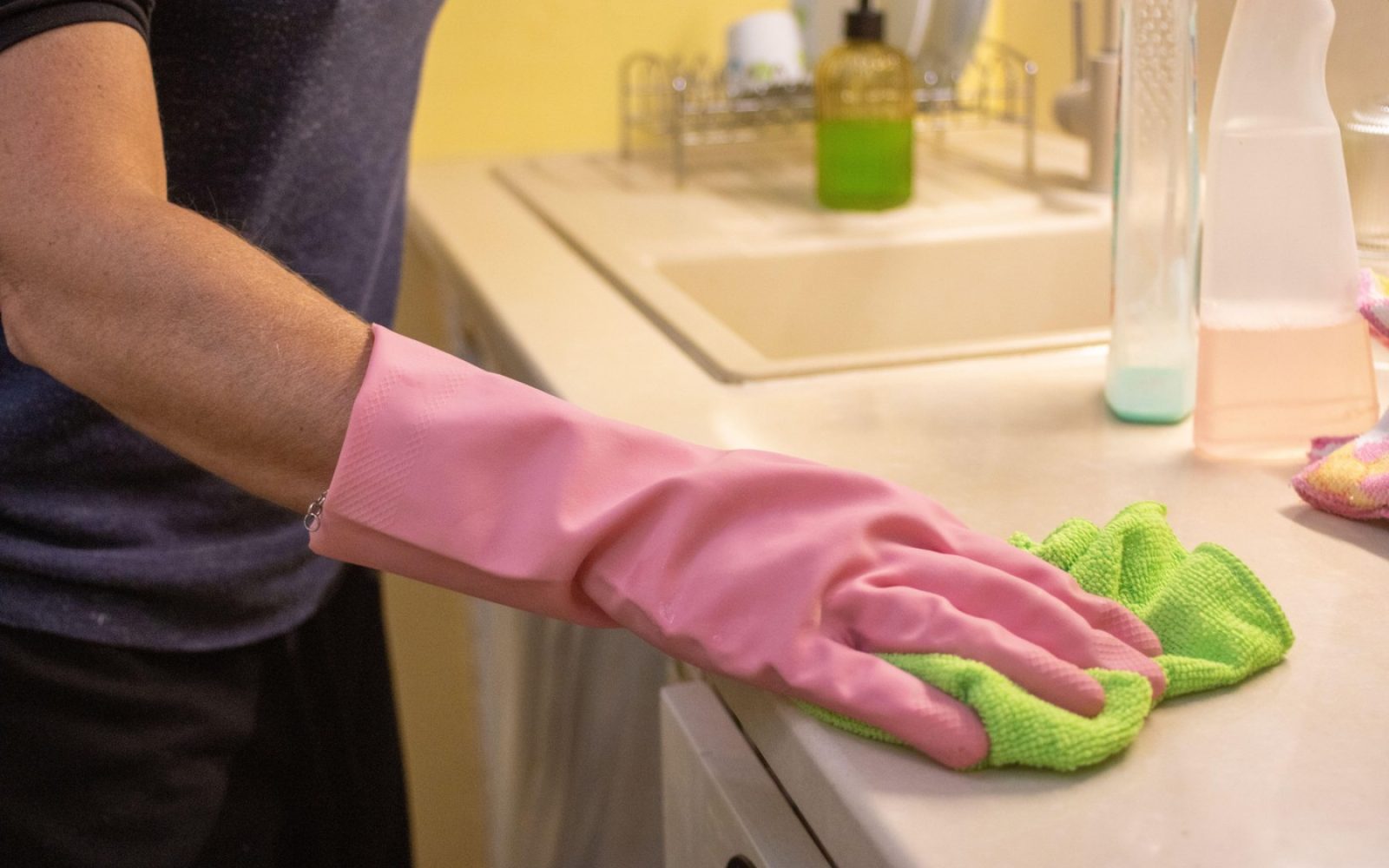 Priprava surovega mesa na kuhinjski deski – tveganje za navzkrižno kontaminacijo.