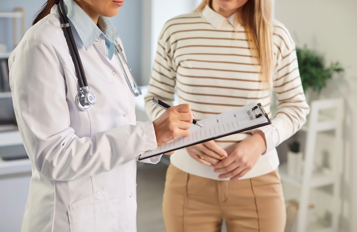 Ženska pri zdravniku na pregledu – tveganja sedečega življenjskega sloga po 40. letu