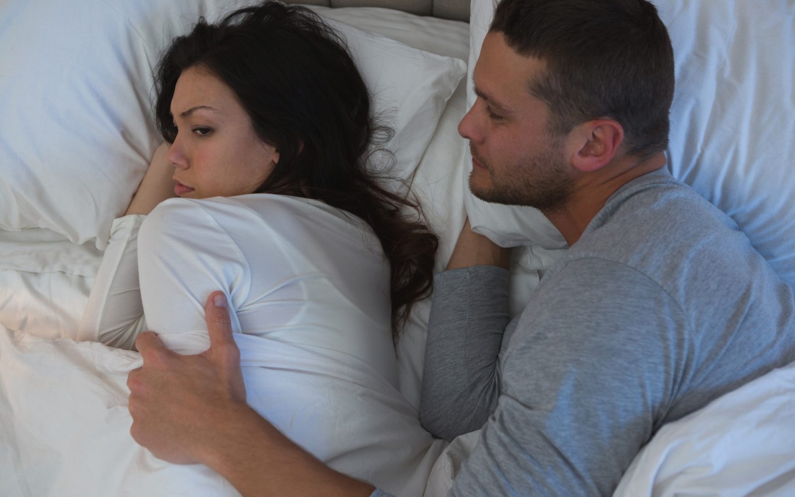 Moški v postelji med epizodo seksomnije budi partnerko, ki je nejevoljna zaradi njegovega vedenja.