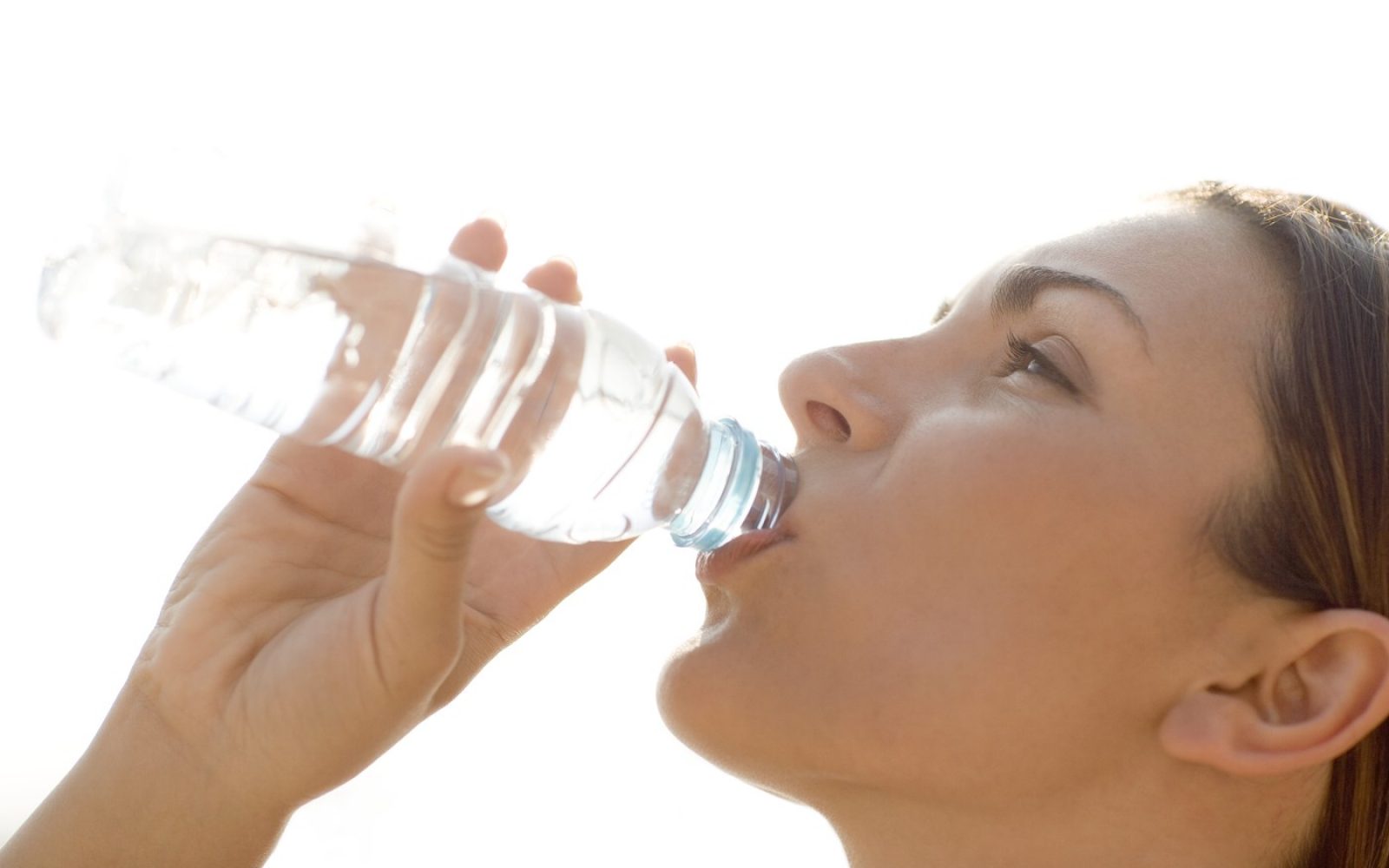 Koliko vode na dan je dovolj za zdravje – in kdaj je je preveč?