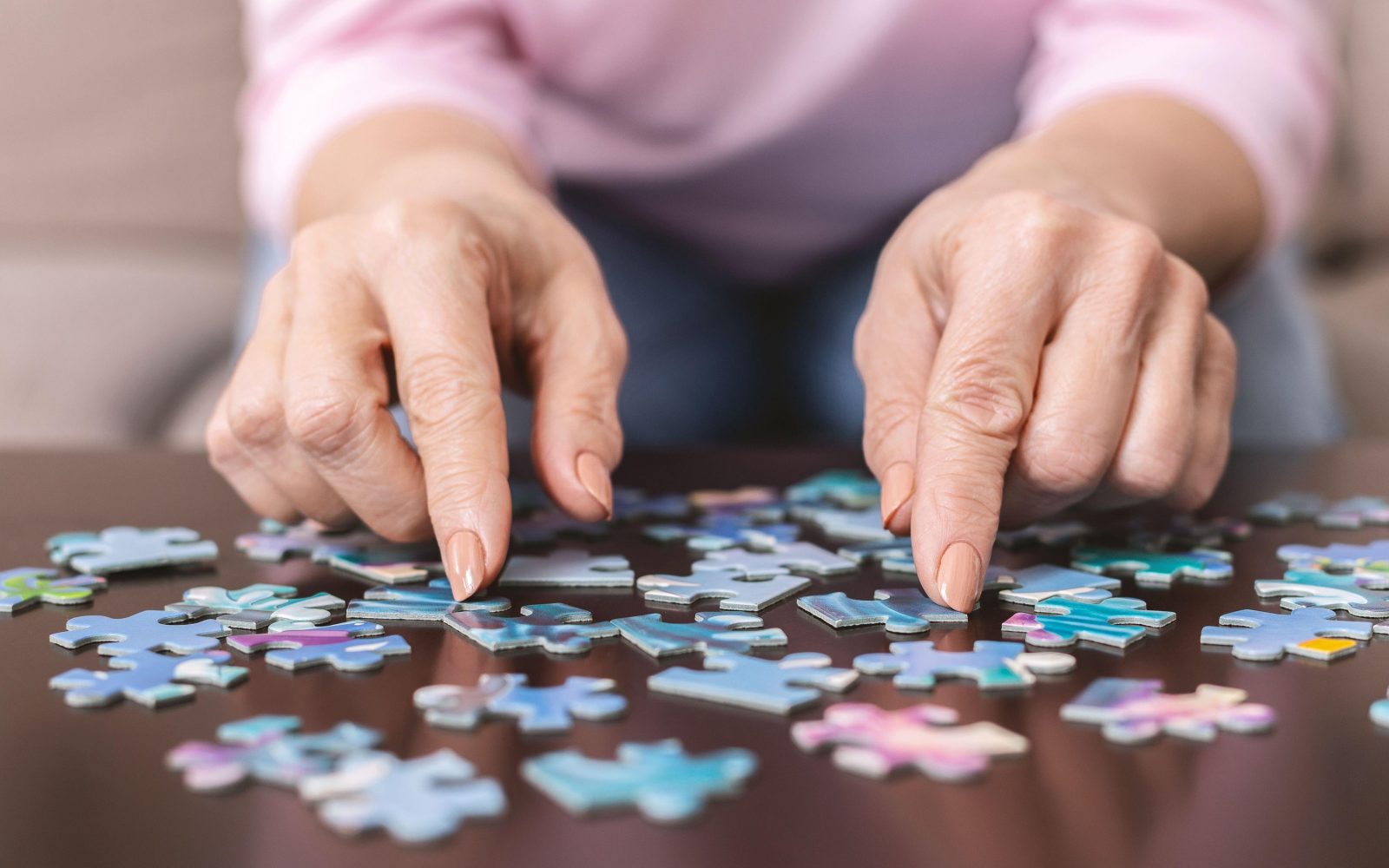 Ali sestavljanje sestavljanke res lahko upočasni simptome demence? Starejša ženska sestavlja o sestavljanko