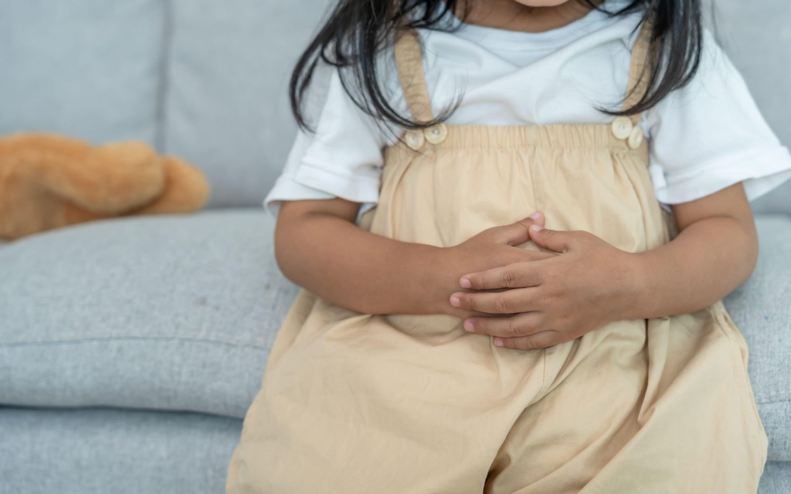Deklica z bolečinami v trebuhu