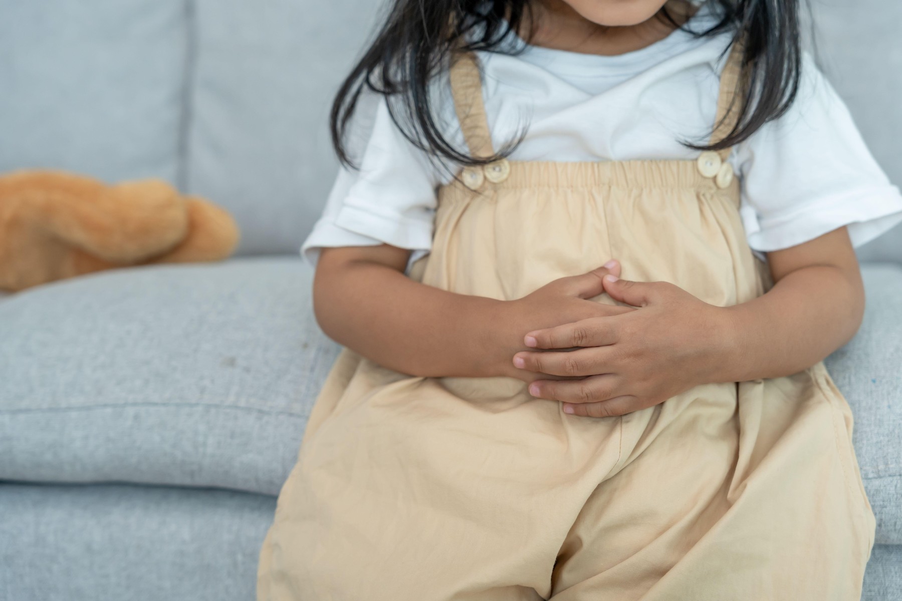 Deklica z bolečinami v trebuhu - sum na raka pri otrocih