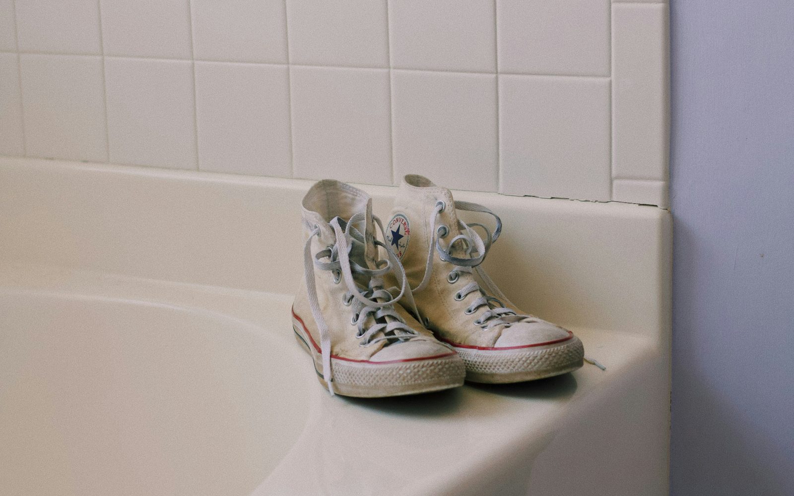 Umazani cevlji. Kako jih ocistiti, da jih ne unicimo in kako jih osveziti, da ne bodo smrdeli