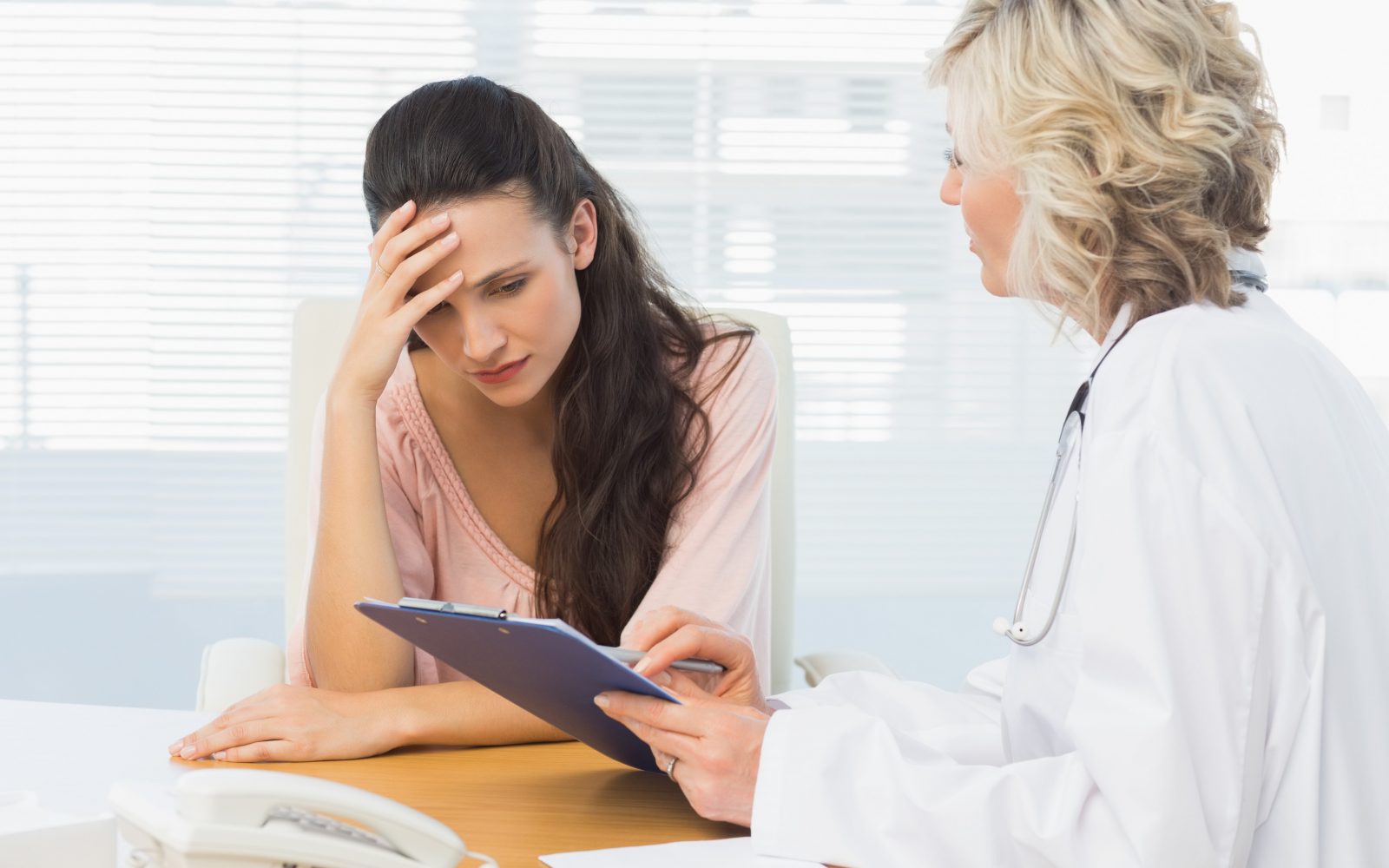 Pozor: Razkorak med tem, kar čutijo bolnice, in tem, kar zapišejo zdravniki