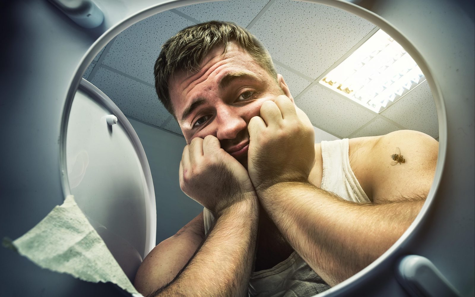 Moški zaskrbljen gleda v stranišče. Kako ga očistiti?