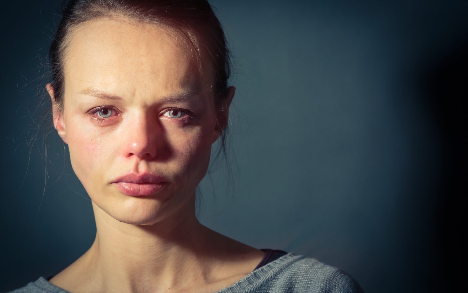 Ženska s solzami kot simbol izgorelosti in tesnobe