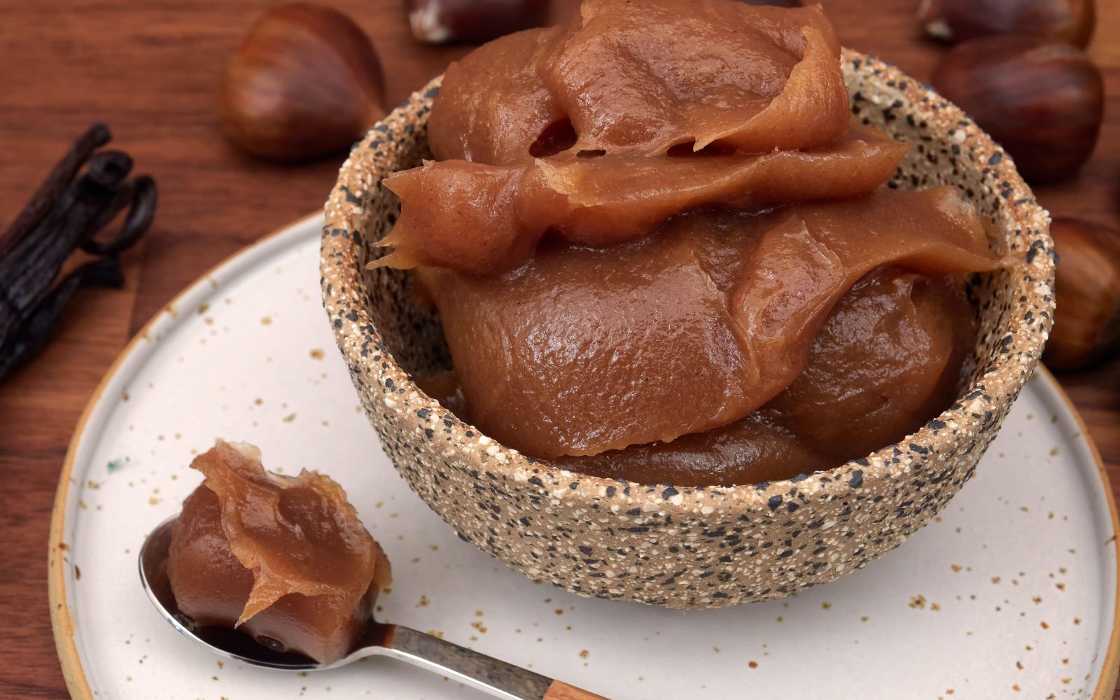 Posodica s sladkim namazom iz kuhanega kostanja in vanilije.