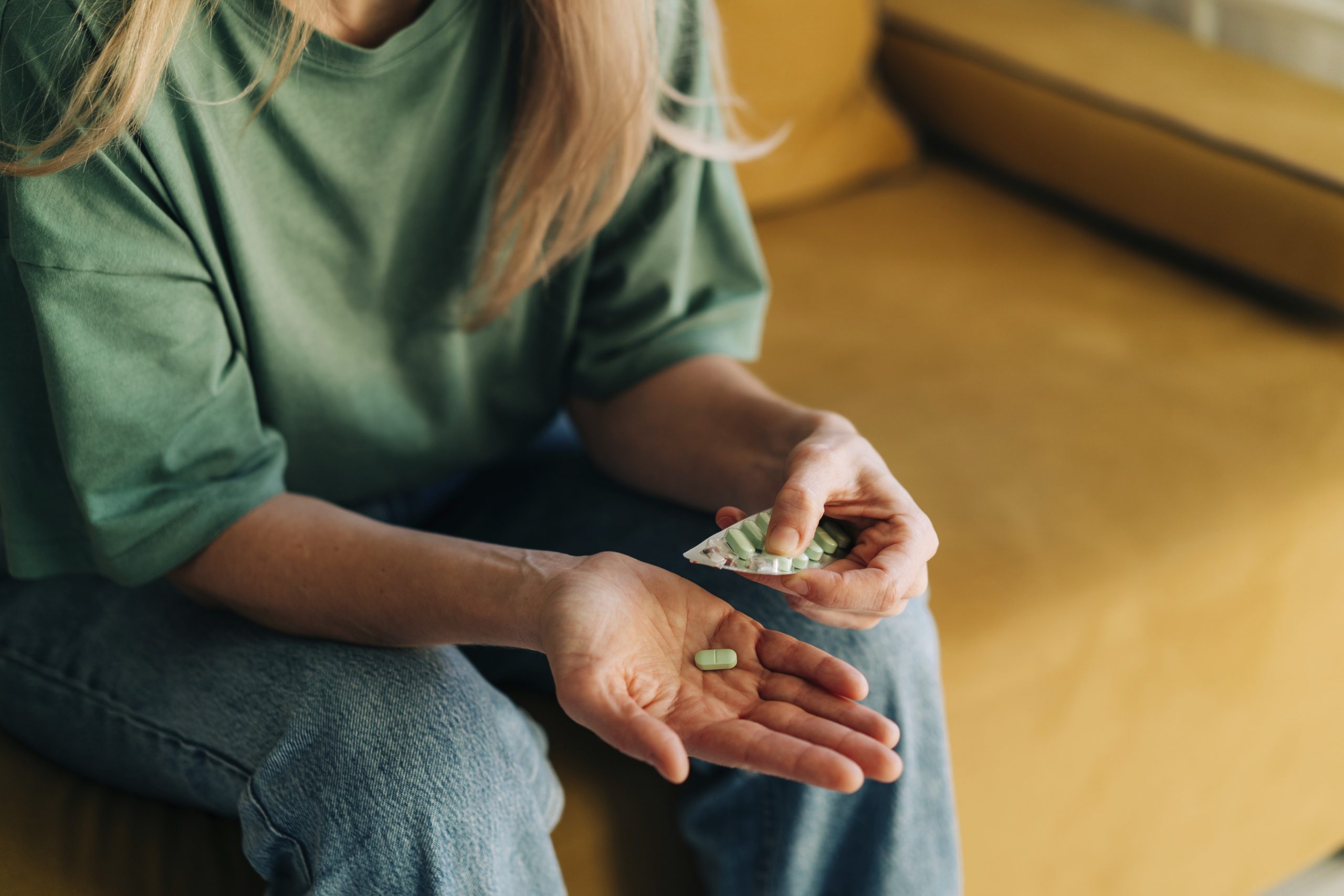 Mlada ženska jemlje prehransko dopolnilo, ker ji primanjkuje določenih mikrohranil.