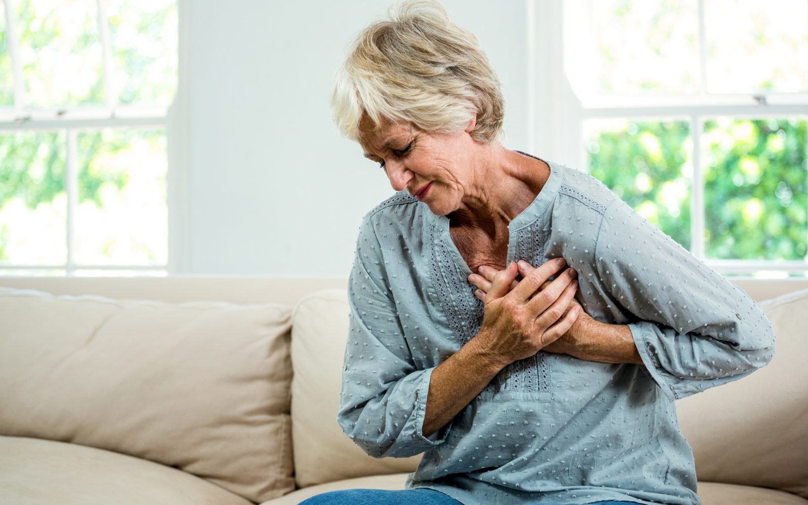 Ženska se drži za srce, simbolika bolezni srca