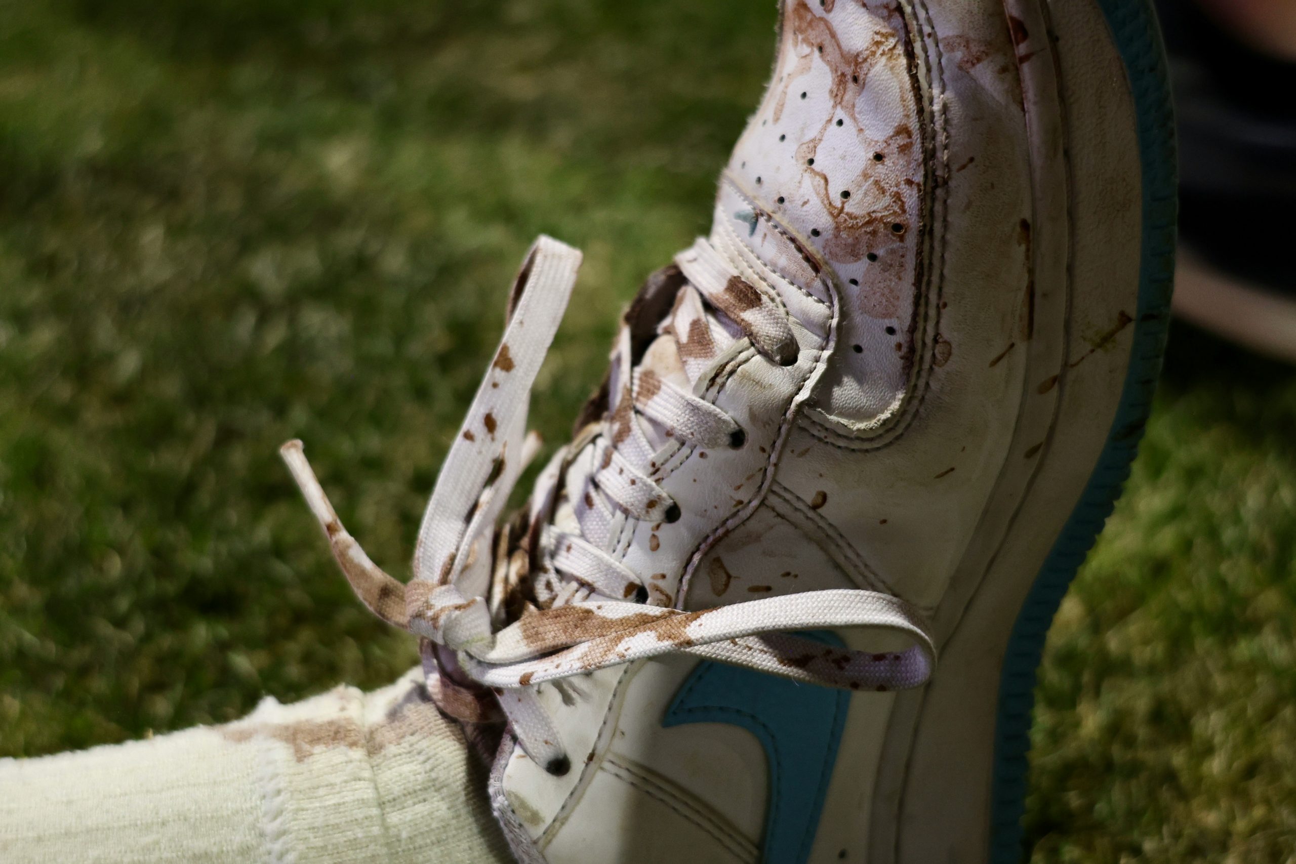 umazani čevlji, v blatu se zadržujejo mikrobi