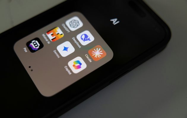 Telefon z aplikacijami umetne inteligence - chat gpt, open ai, deepseek, gemini ...