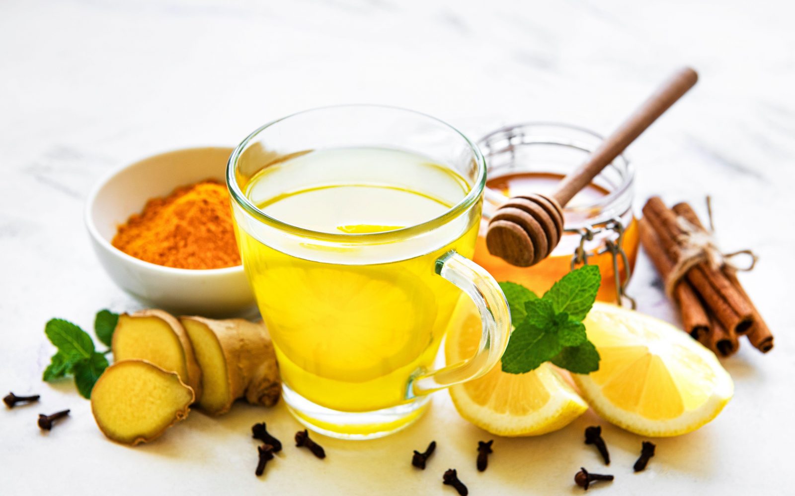 Živila za krepitev imunskega sistema v jesenskih mesecih - cimet, limona, klinčki, ingver, kurkuma, med, limonada.