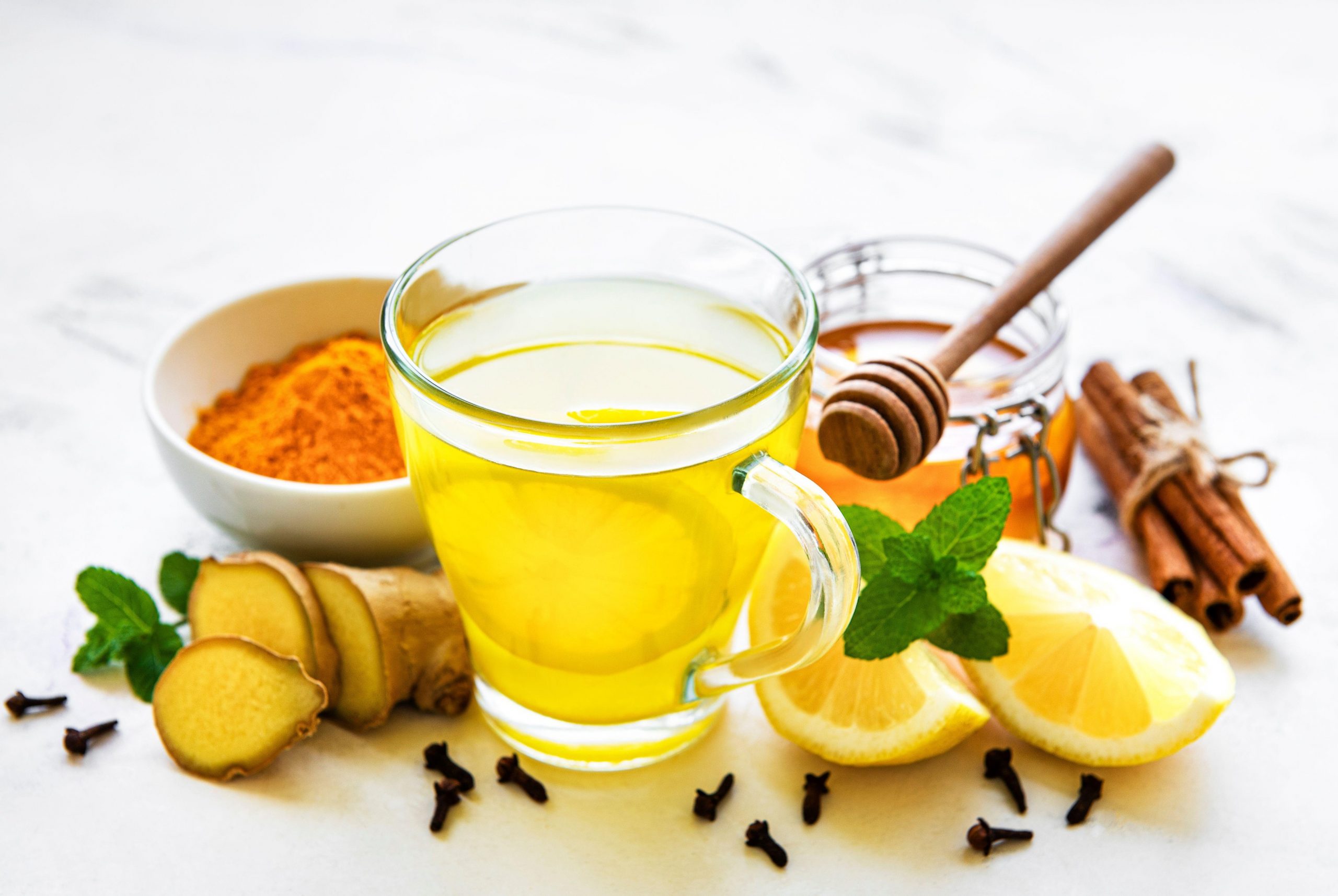 Živila za krepitev imunskega sistema v jesenskih mesecih - cimet, limona, klinčki, ingver, kurkuma, med, limonada.