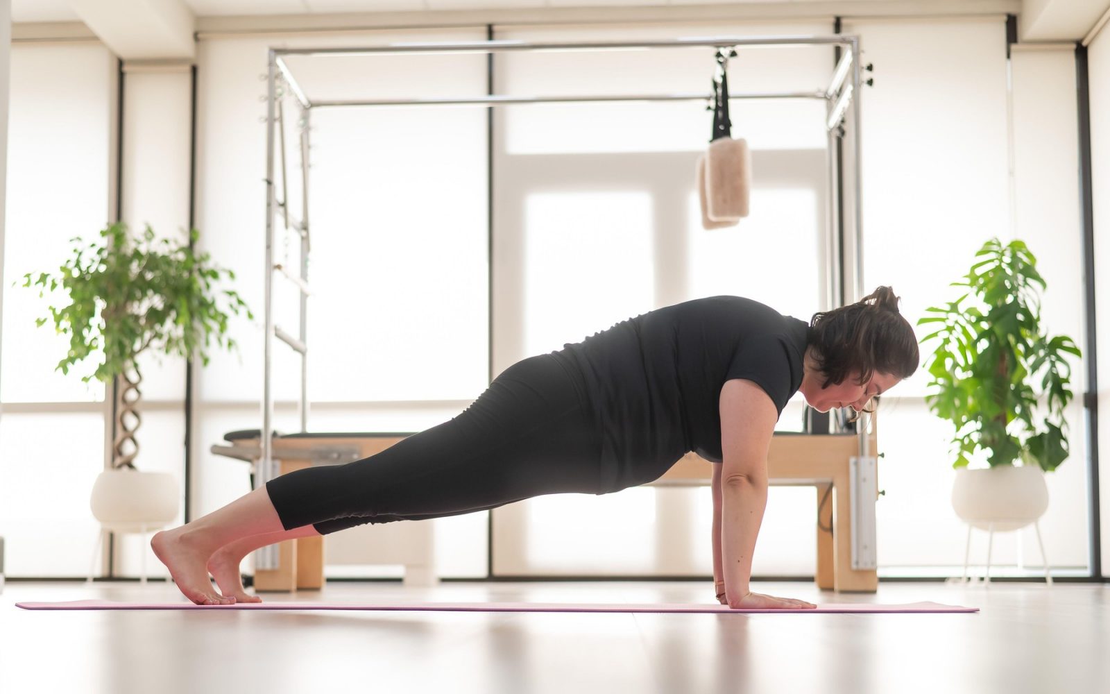 Debela ženska med izvajanjem telesne vadbe