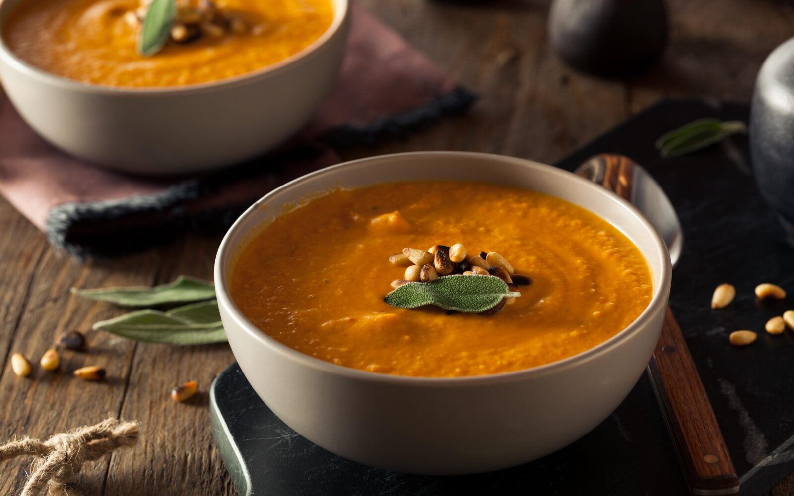 Bučna juha z ingverjem za hladne jesenske dni - recepti za hranljive in enostavne obroke.