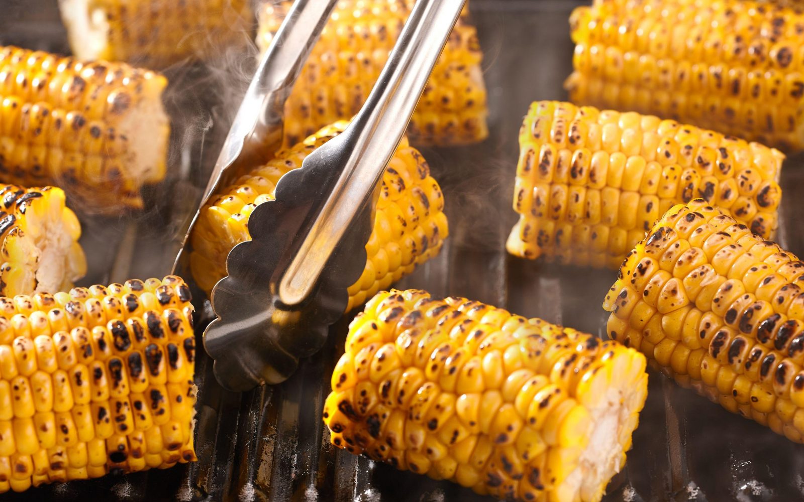 Na žaru pečena narezana koruza - veganska priloga