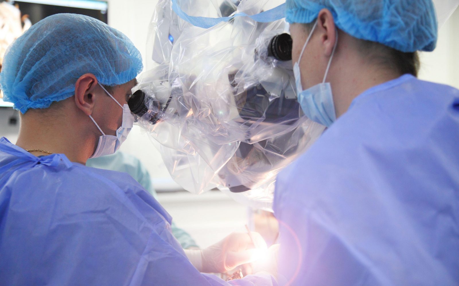 Simbolična fotografija kirurške ekipe med operacijo v UKC Ljubljana