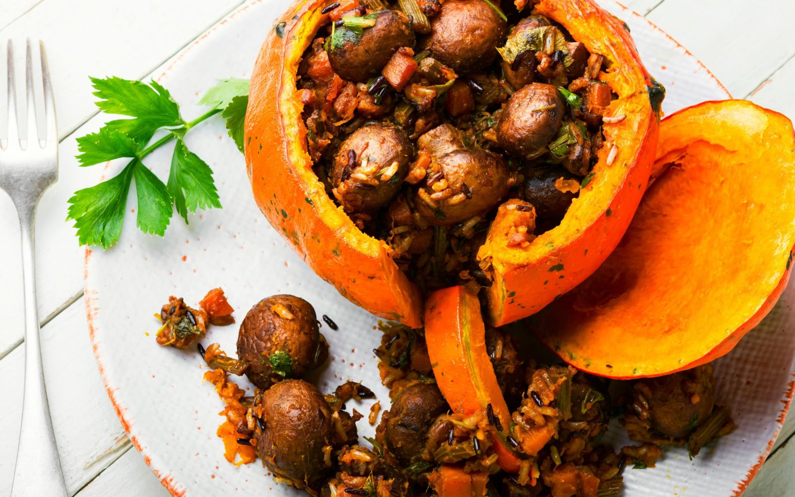 Pečena polnjena hokkaido buča kot glavna jed martinove veganske pojedine.