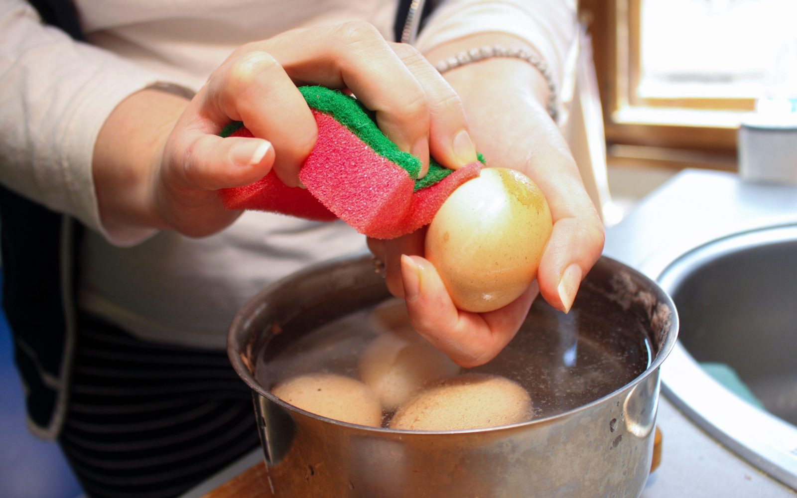 Pranje jajca z gobico nad loncem – zakaj jajc doma ne smemo prati