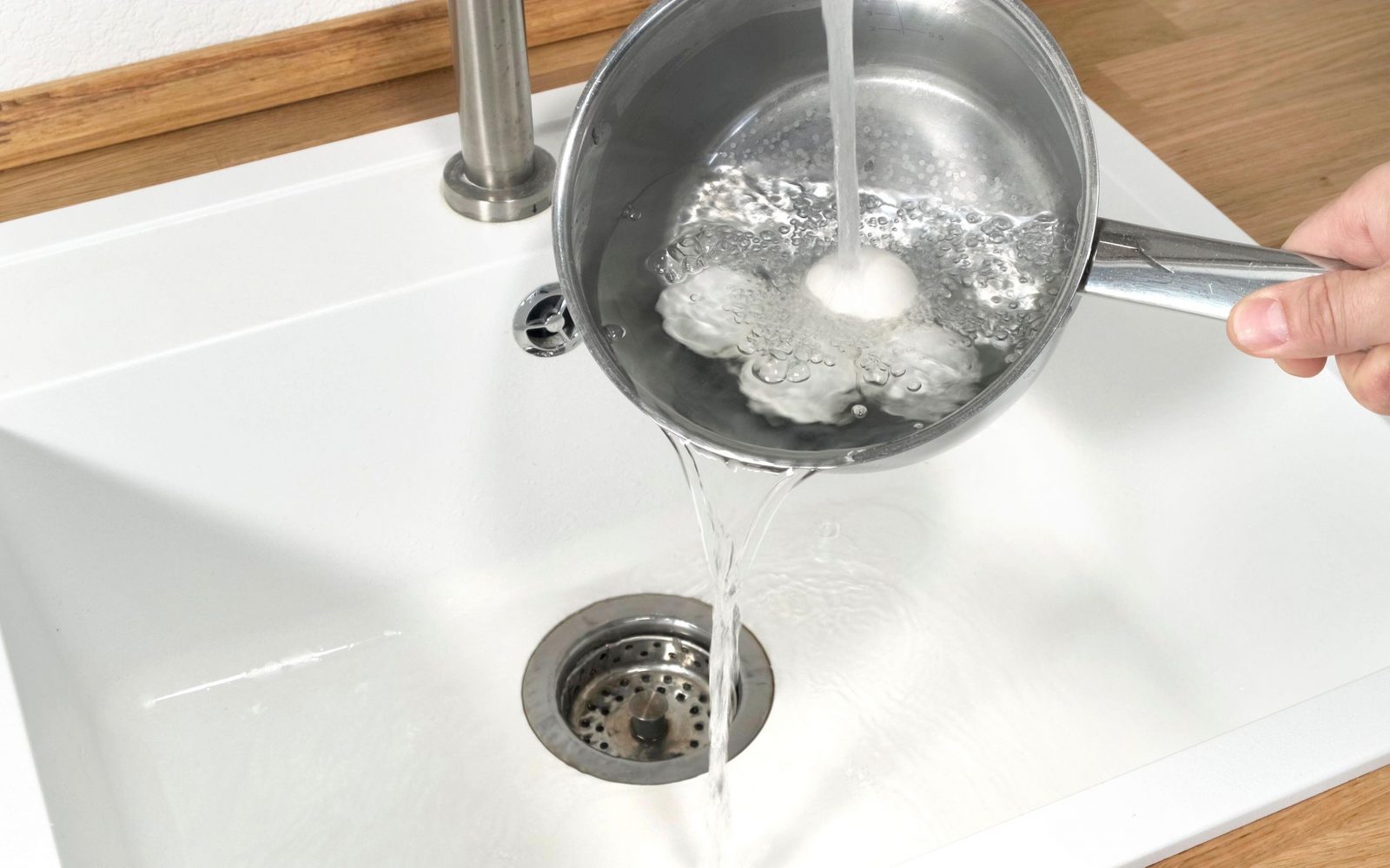 Pranje jajc doma ni priporočljivo, opozarja NIJZ.