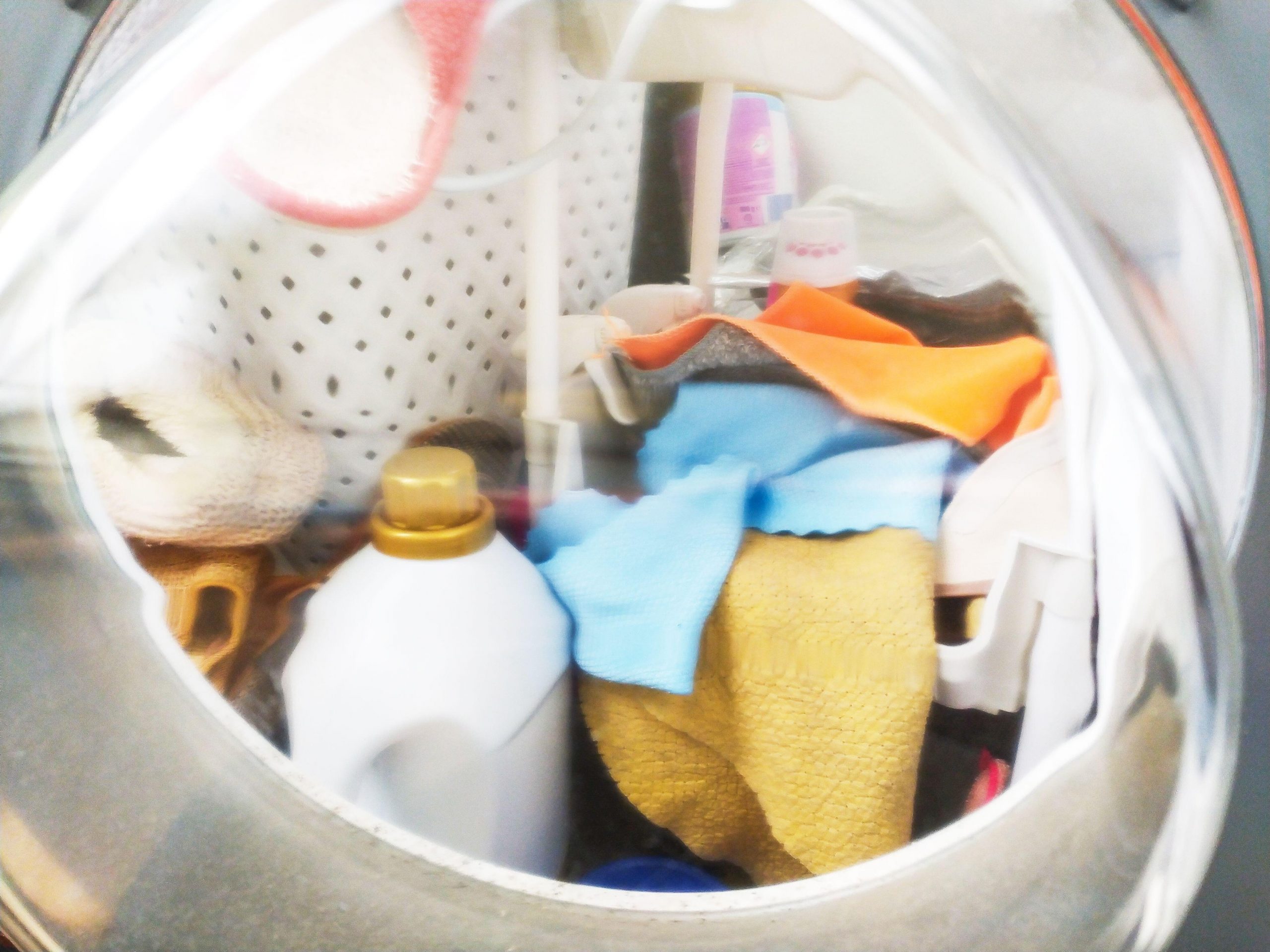 Pranje novih oblačil pomaga odstraniti ostanke kemikalij, vključno s PFAS, ki se lahko uporabljajo v proizvodnji tkanin.