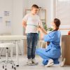 Medicinska sestra izvaja meritve pri prekomerno prehranjenem otroku