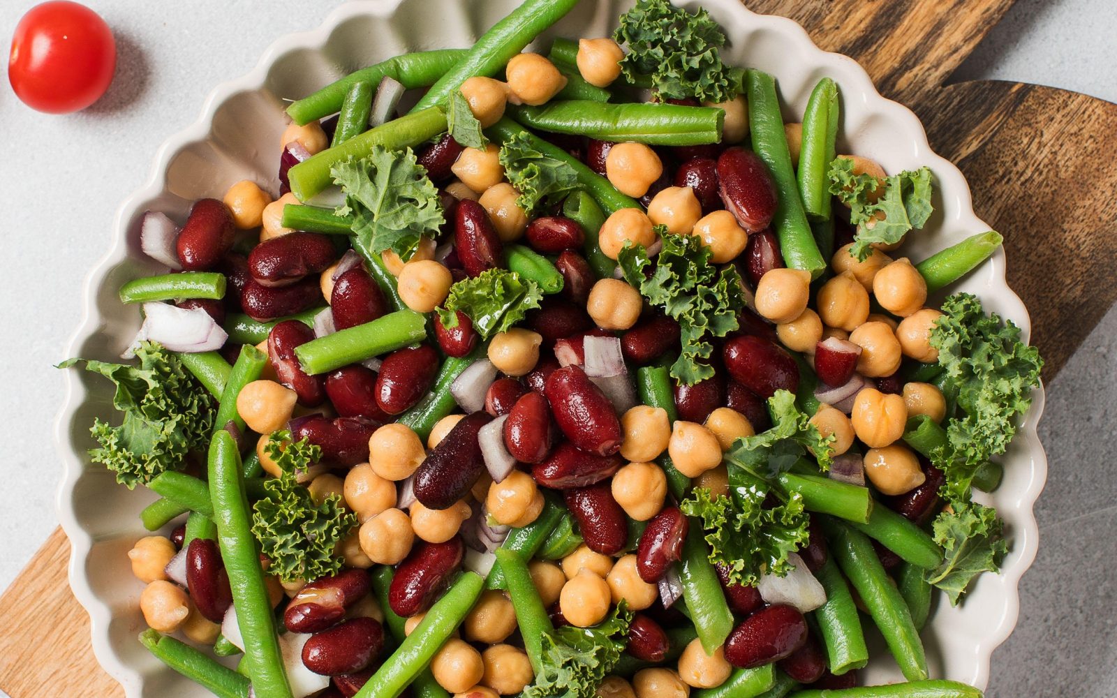 Solata iz pisanih stročnic in kodročistnega ohrovta za vegansko martinovo pojedino.