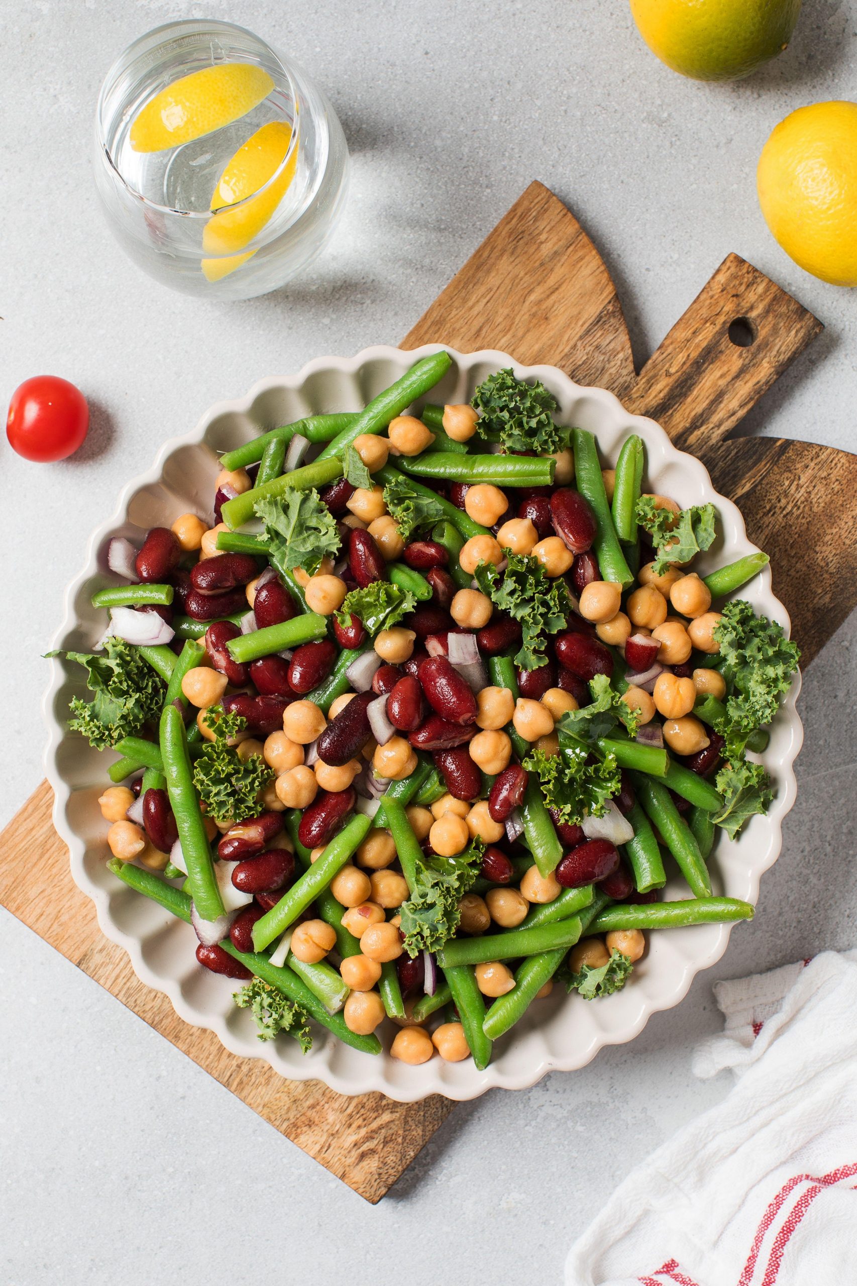 Solata iz pisanih stročnic in kodročistnega ohrovta za vegansko martinovo pojedino.
