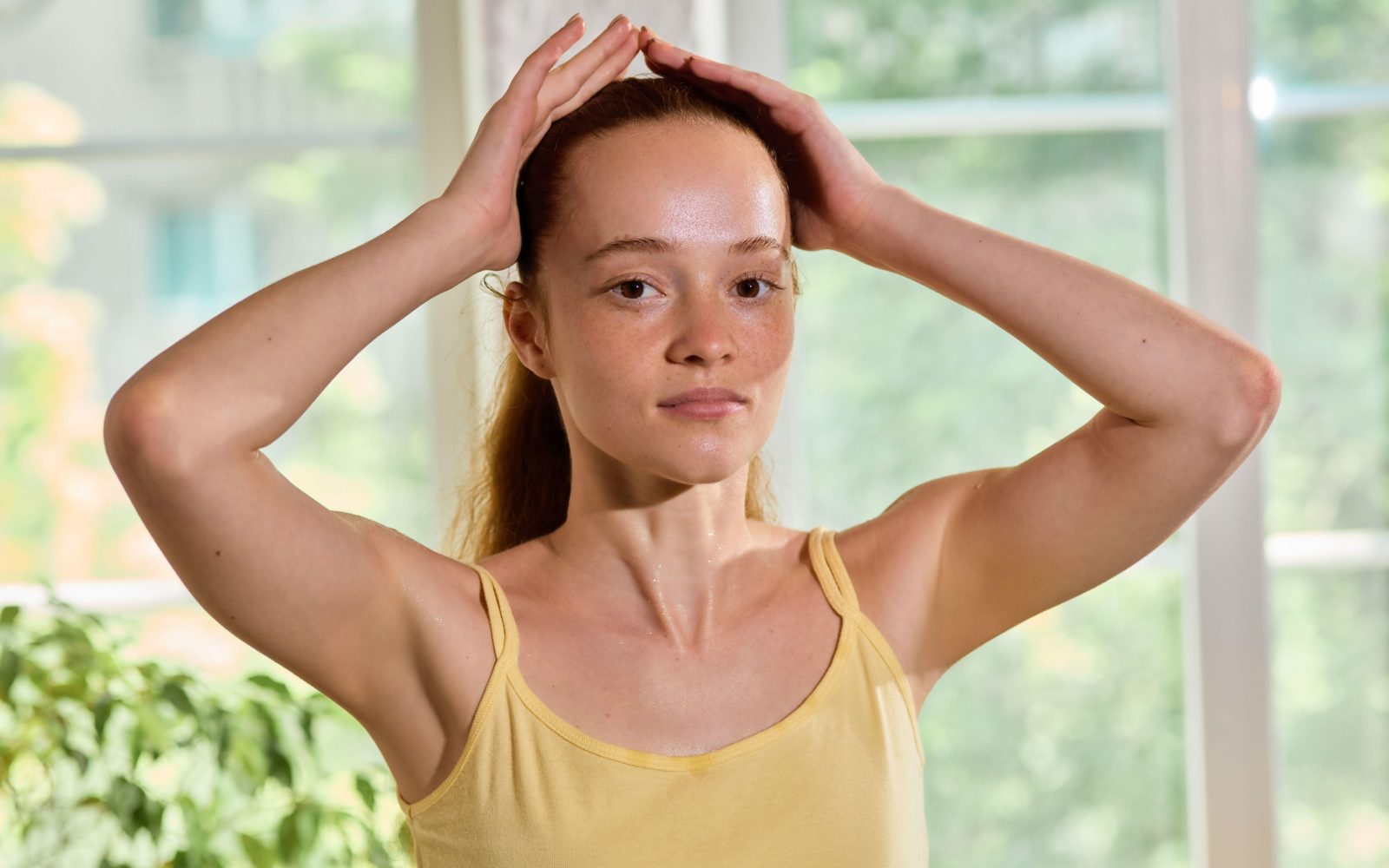 Mlada ženska po telovadbi s sijočo, zdravo, elastično kožo - pozitivni vplivi vadbe na kožo