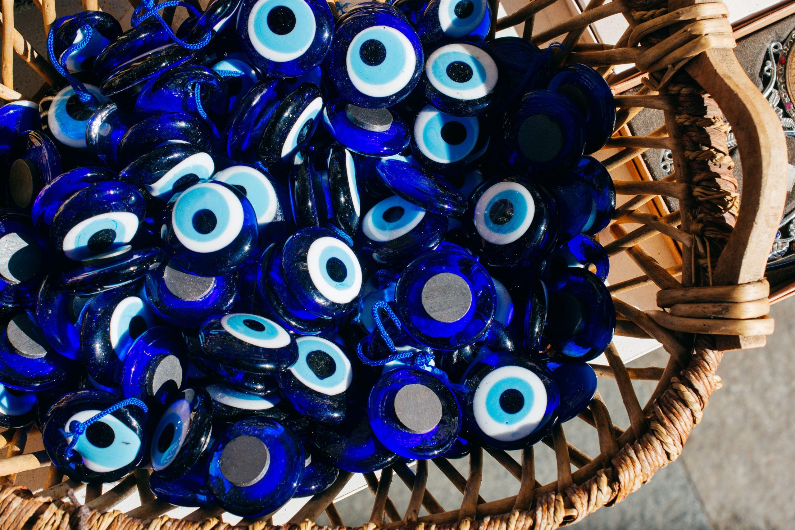 Modre steklene amulete v obliki “hudobnega očesa”, ki po ljudskem verovanju ščitijo pred uroki in slabimi pogledi.