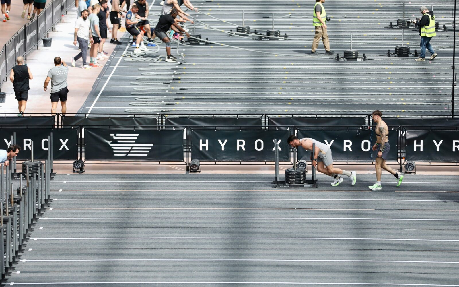 HYROX tekmovanje - potiskanje in vlečenje vadbenih sani